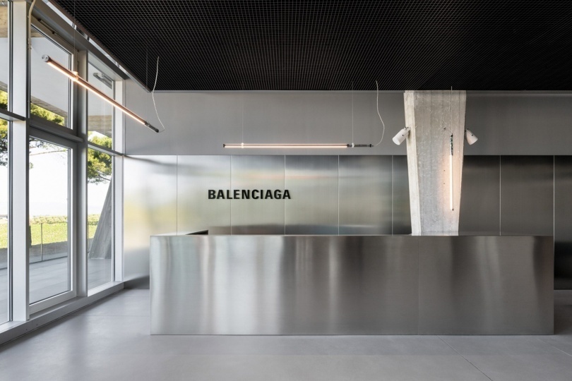 Студия Metrooffice Architetti реконструировала заброшенный завод для Balenciaga