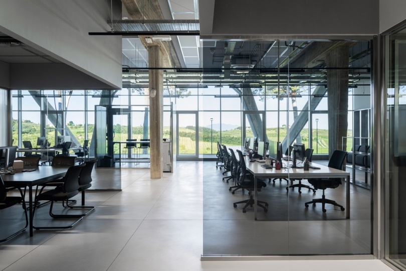 Студия Metrooffice Architetti реконструировала заброшенный завод для Balenciaga