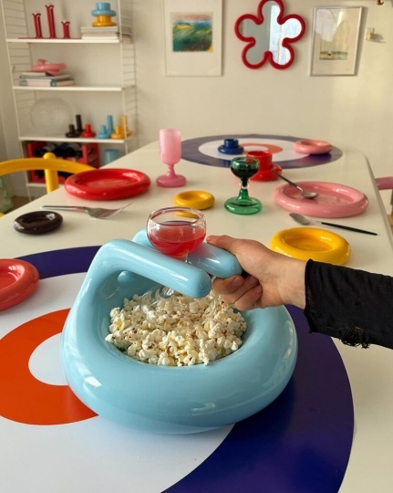 Густав Вестман придумал тарелку в виде камня для керлинга