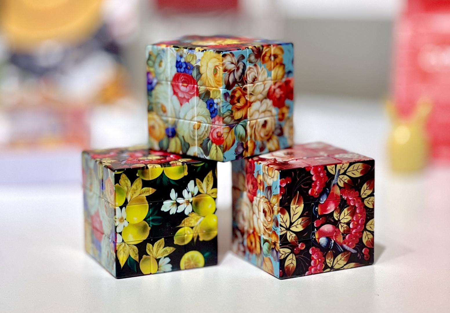 Свежее прочтение кубика Рубика в коллаборации Жостовской фабрики и Friend Function Свежее прочтение кубика Рубика в коллаборации Жостовской фабрики и Friend Function