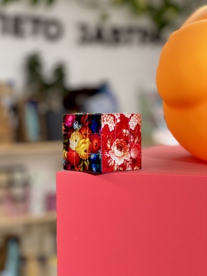 Свежее прочтение кубика Рубика в коллаборации Жостовской фабрики и Friend Function