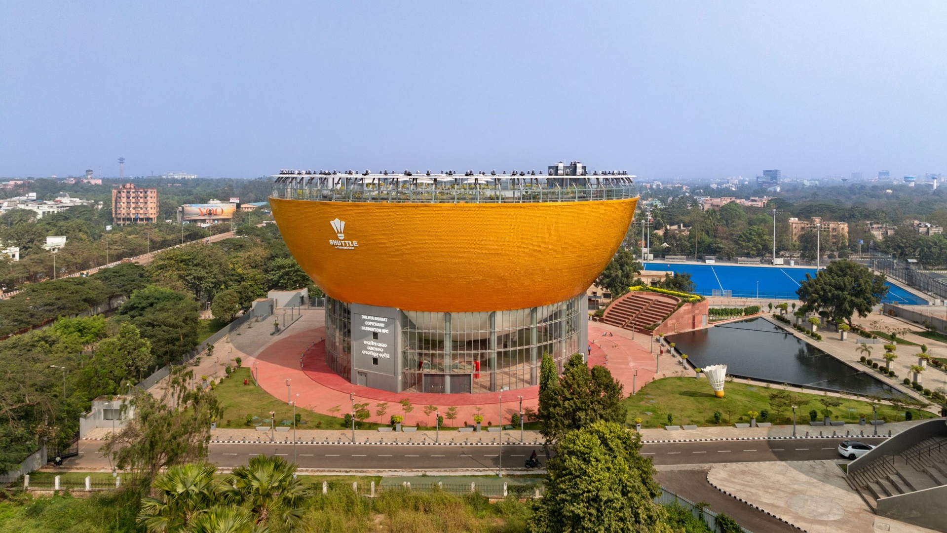 Студия Archohm построила академию бадминтона в форме волана в Индии Студия Archohm построила академию бадминтона в форме волана в Индии
