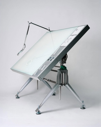 Студия CALIPER разработала чертежный стол для Дэниела Аршама