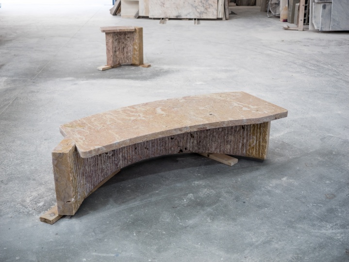 Estudio Material переосмыслила форму арки в предметах мебели