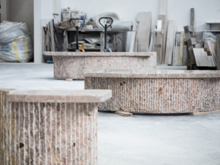 Estudio Material переосмыслила форму арки в предметах мебели