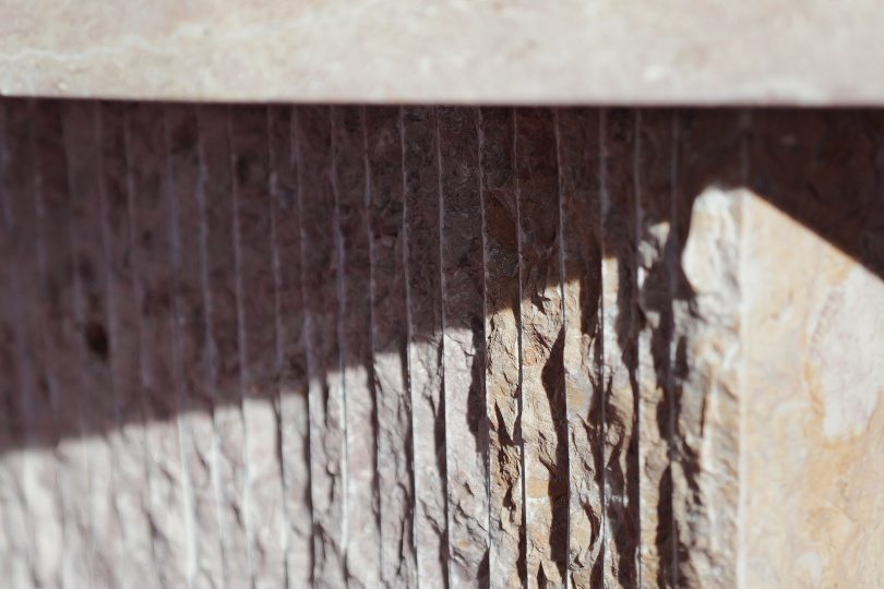 Estudio Material переосмыслила форму арки в предметах мебели