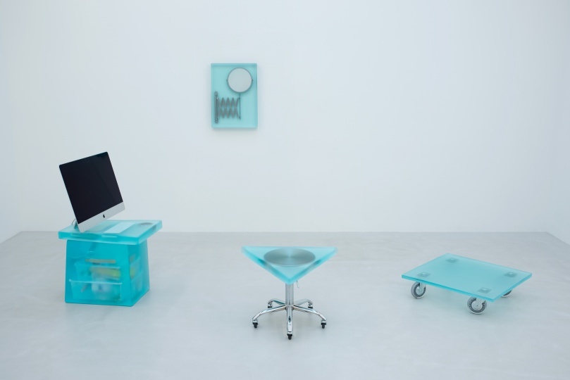 Лим Вутек обновил привычные офисные объекты с помощью смолы