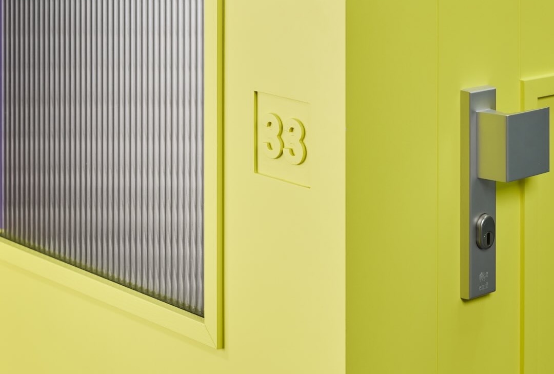 Дуэт Paul&Albert сделал шкаф из входных дверей Дуэт Paul&Albert сделал шкаф из входных дверей