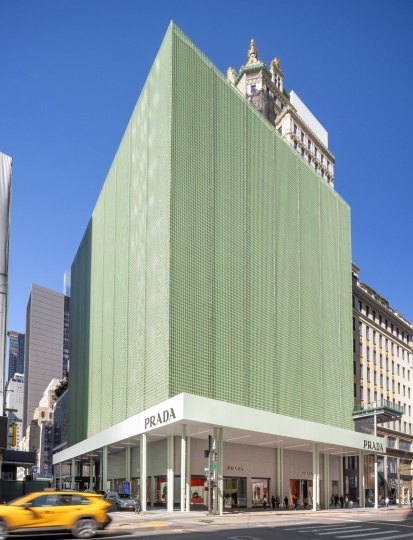 Фасад магазина Prada в Нью-Йорке украсила временная инсталляция