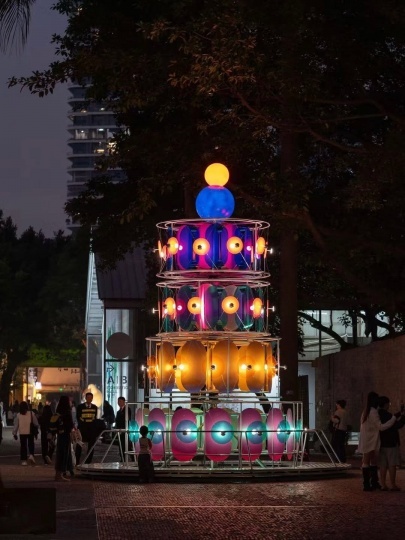 В Шэньчжэне появилась интерактивная инсталляция в форме торта