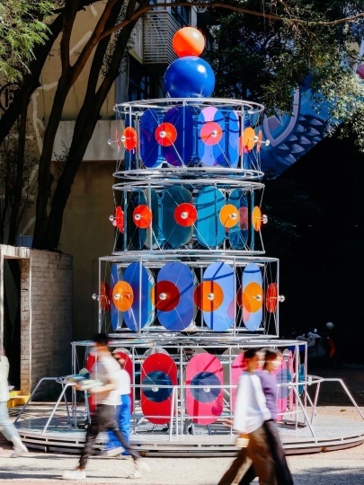 В Шэньчжэне появилась интерактивная инсталляция в форме торта