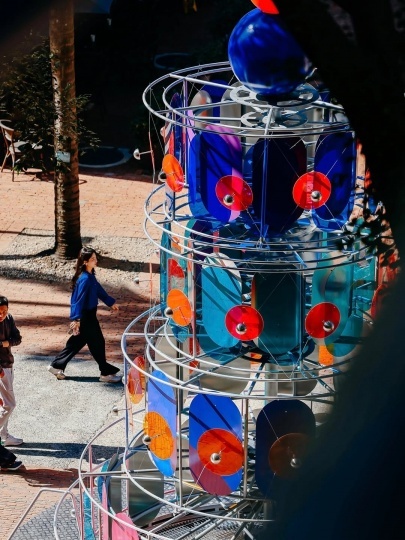 В Шэньчжэне появилась интерактивная инсталляция в форме торта