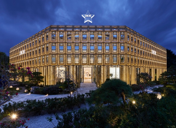 Фасад нового концепт-стора Dior в Токио отсылает к бамбуковым лесам