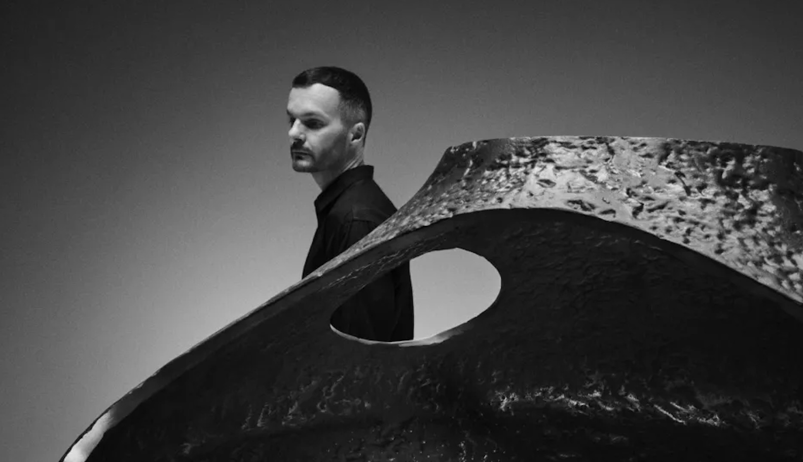 Модельер Крис Ван Аш дебютирует на Миланской неделе дизайна Модельер Крис Ван Аш дебютирует на Миланской неделе дизайна