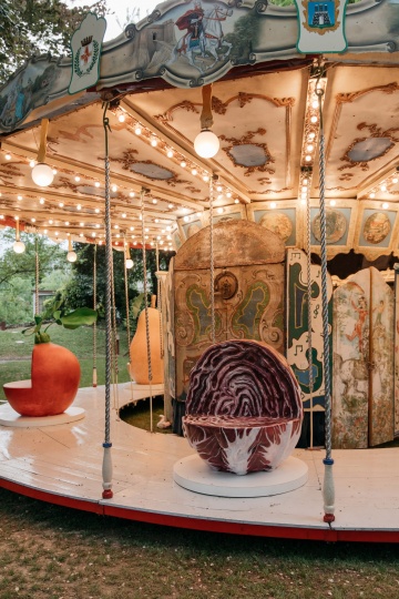 Совместная инсталляция Лайлы Гоар и Arket