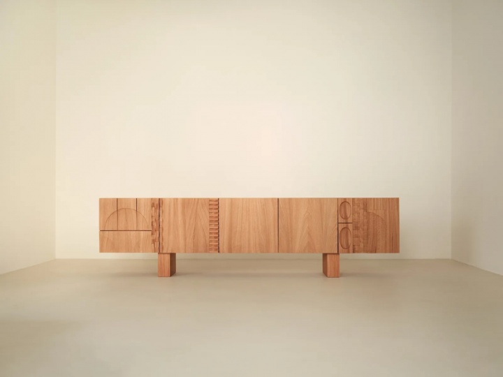 SEM представил коллекцию мебели из резного дерева по дизайну Ханнеса Пира