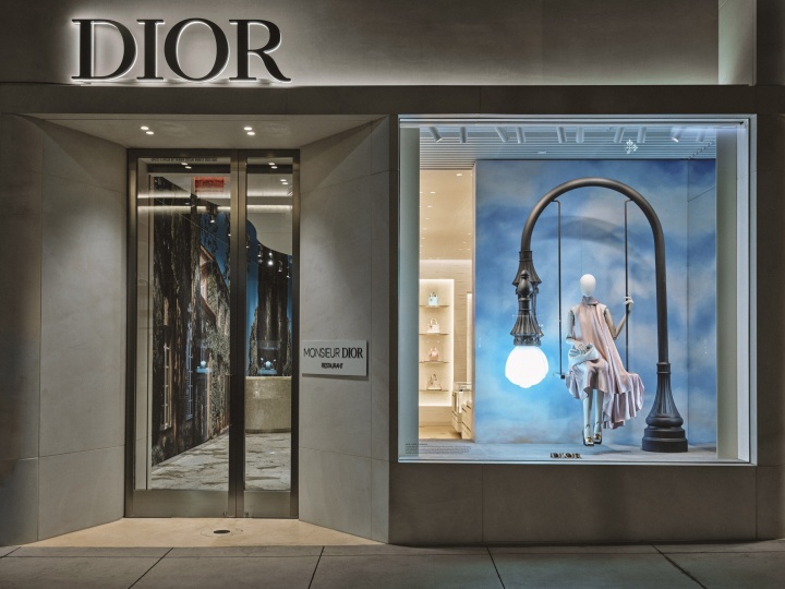 Объекты Алекса Чиннека появились в витринах магазинов Dior