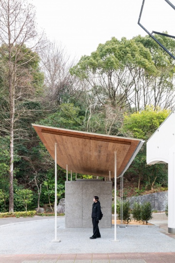 Yano Aoyama Architecture Design построили общественный туалет из бетона и кедра