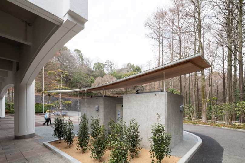 Yano Aoyama Architecture Design построили общественный туалет из бетона и кедра