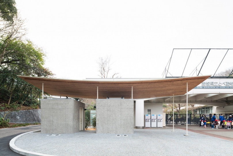 Yano Aoyama Architecture Design построили общественный туалет из бетона и кедра