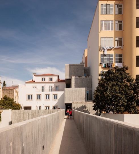 António Costa Lima Arquitectos добавили бетонную пристройку к исторической школе в Лиссабоне