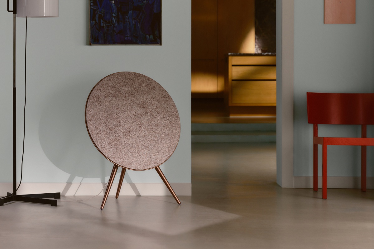 Новая версия колонки Bang & Olufsen с текстилем по дизайну Kvadrat и Front Новая версия колонки Bang & Olufsen с текстилем по дизайну Kvadrat и Front