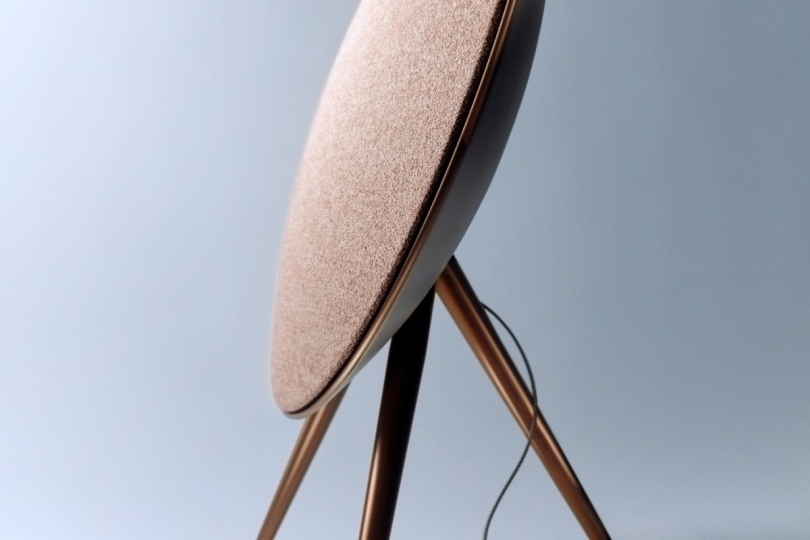 Новая версия колонки Bang & Olufsen с текстилем по дизайну Kvadrat и Front