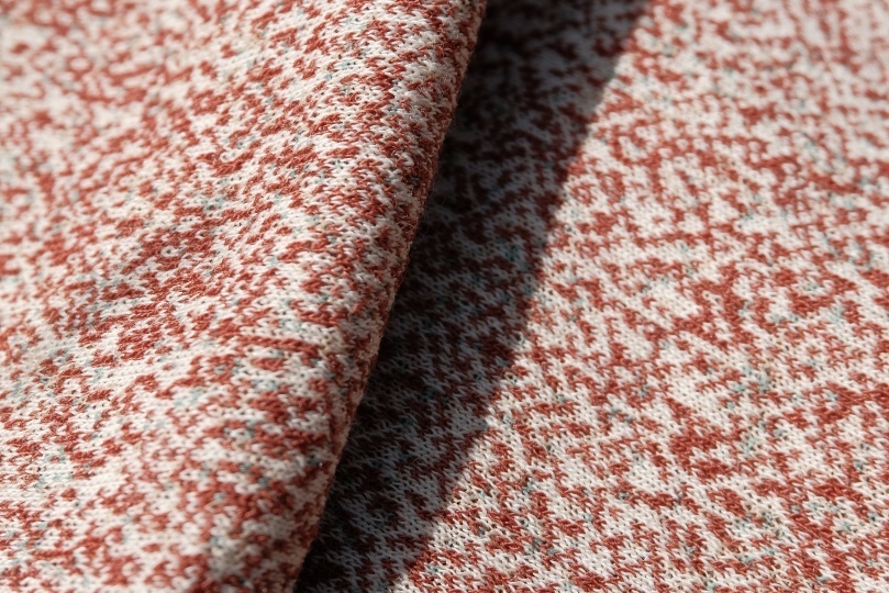Новая версия колонки Bang & Olufsen с текстилем по дизайну Kvadrat и Front