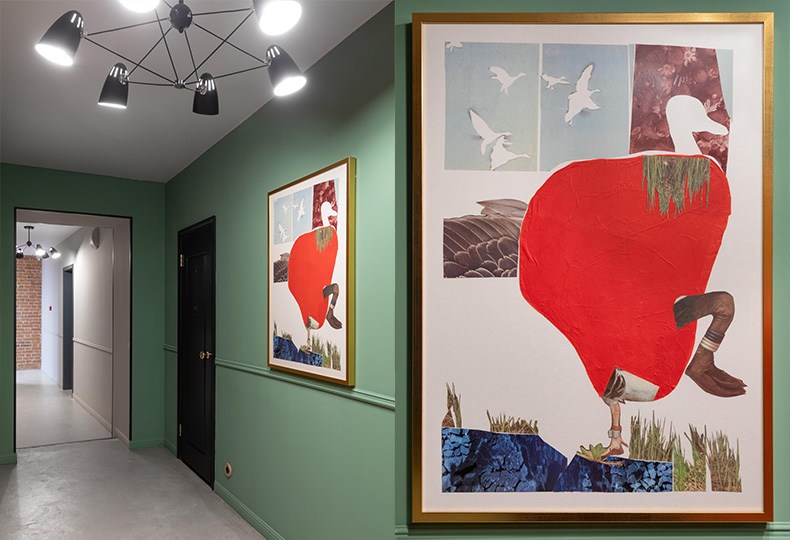 Работы художников онлайн-галереи SAMPLE в пространстве нового московского хостела Strawberry Duck, открывшегося в усадьбе XlX века