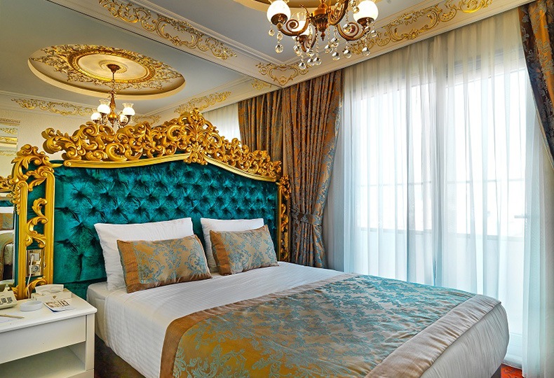 Отель White Monarch в Стамбуле, Турция. Маленький номер в стиле рококо