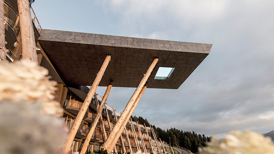 Между небом и землей: обновленный дизайн Hotel Hubertus в Альпах