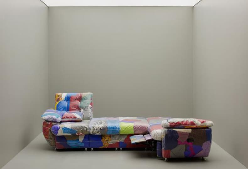 Прозрачный диван из вещей Balenciaga