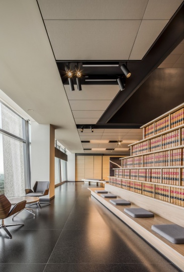 Esrawe Studio спроектировали офис с самой большой юридической библиотекой