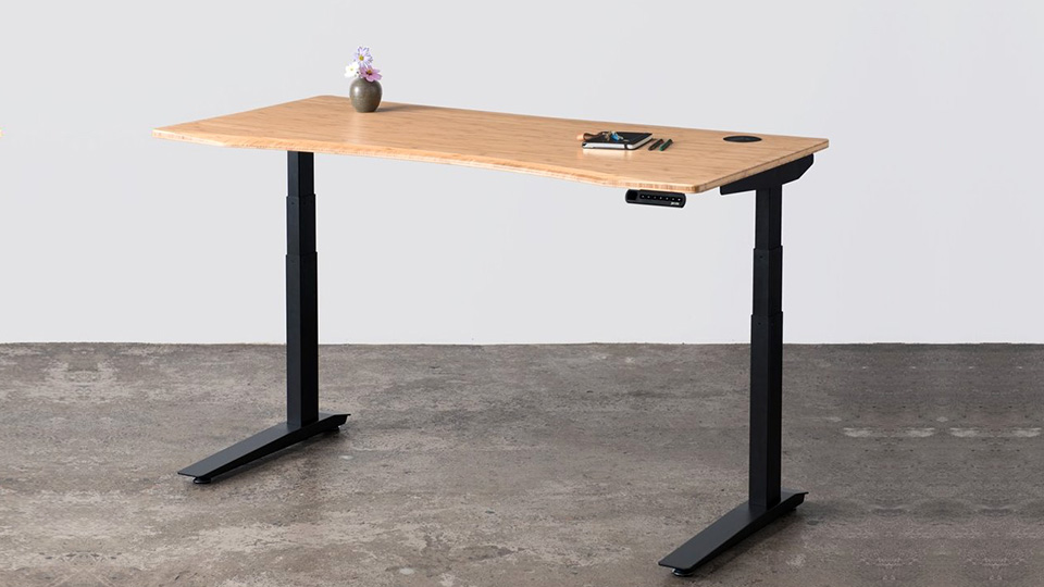 Дизайнеры американской компании Fully придумали стол Jarvis Bamboo, высота которого регулируется электронным переключателем