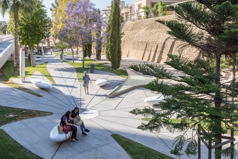 Zaha Hadid Architects построили многоуровневый парк в Никосии
