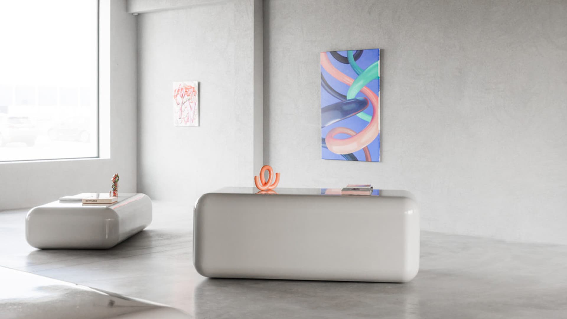 Бетон, сталь и яркая мебель в интерьере галереи современного искусства – проект 5AM Studio