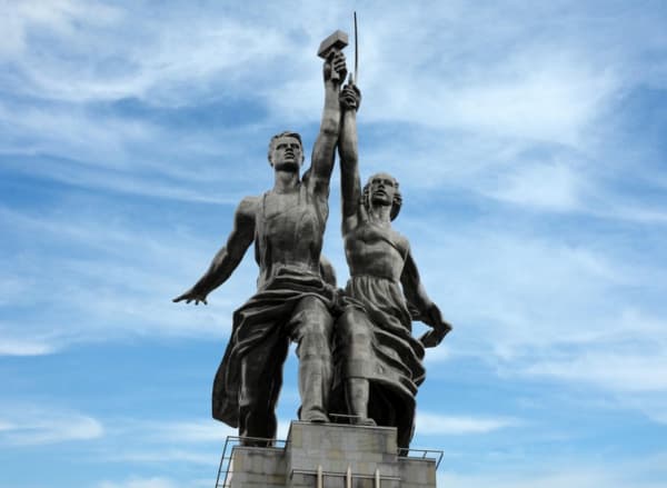 Колосс Советский. Рабочий и колхозница