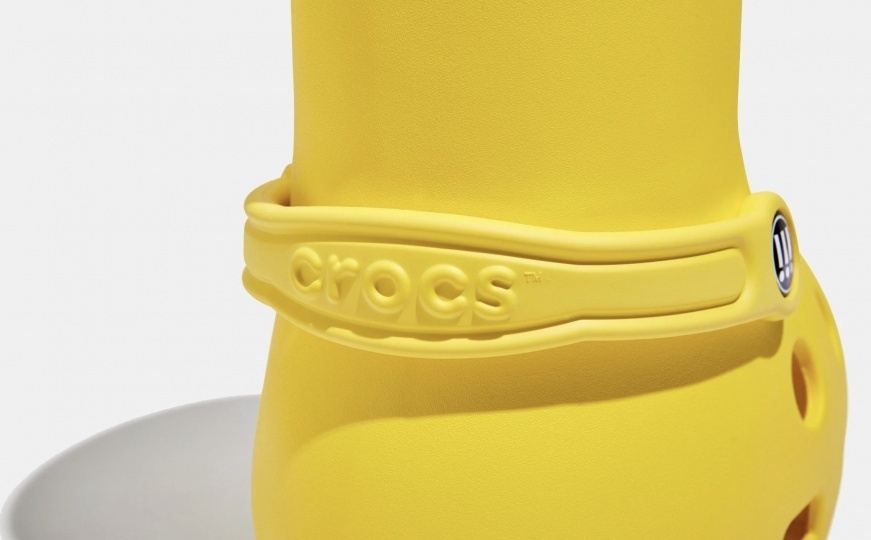 Арт-коллектив MSCHF и Crocs создали мультяшную пару обуви