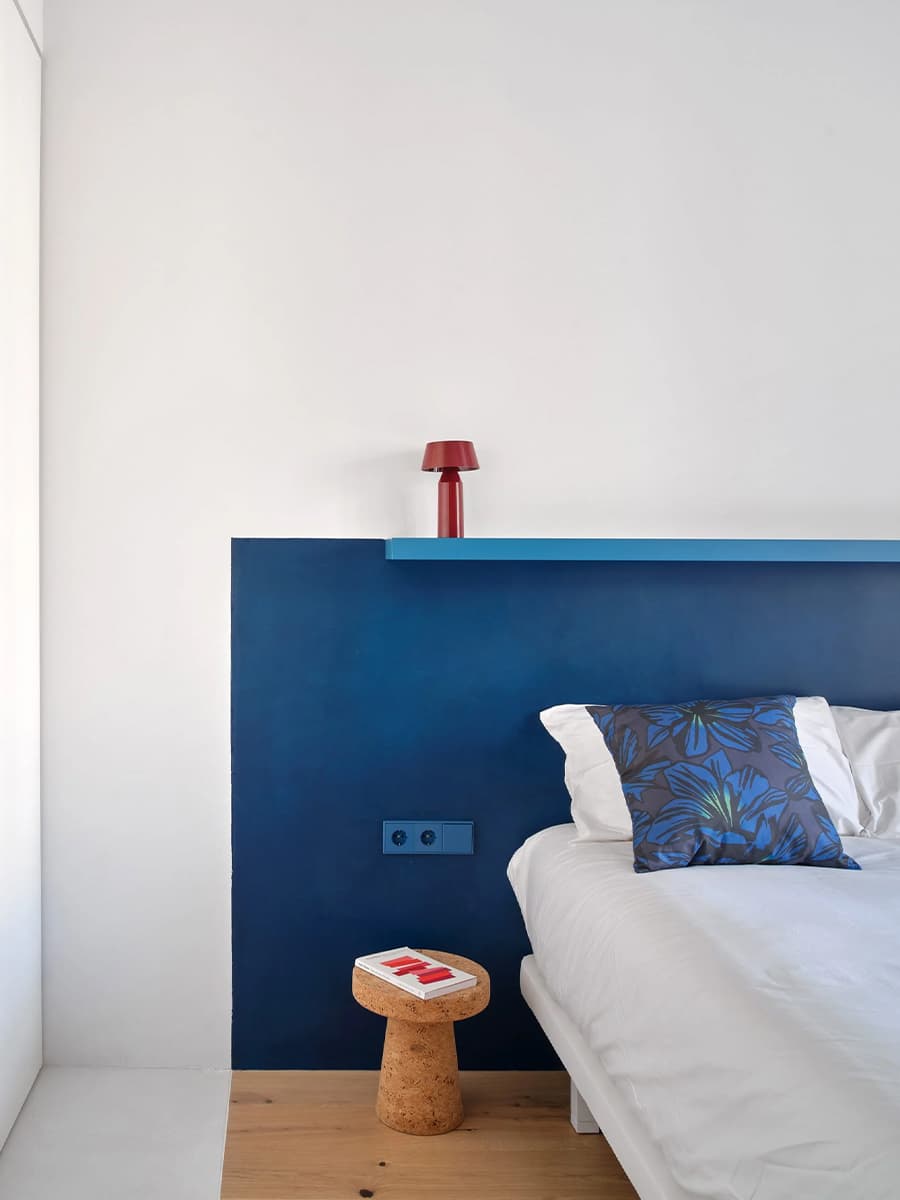 Светлый интерьер квартиры с акцентной стеной из орехового дерева — проект студии Raúl Sánchez Architects