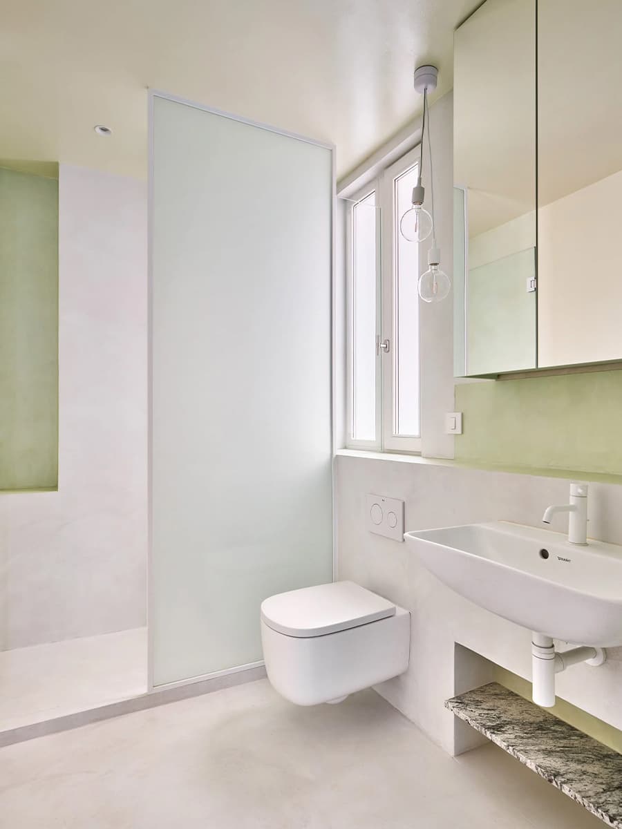 Светлый интерьер квартиры с акцентной стеной из орехового дерева — проект студии Raúl Sánchez Architects