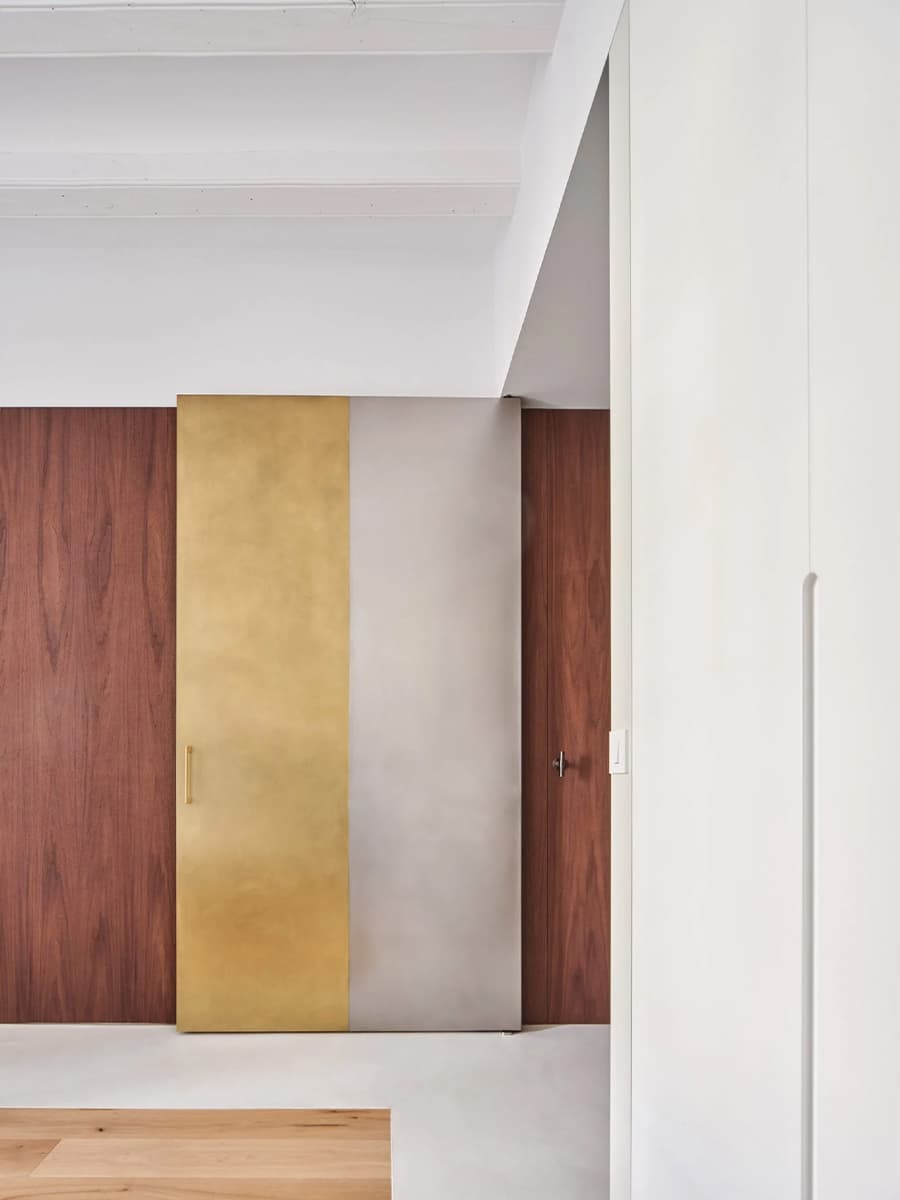 Светлый интерьер квартиры с акцентной стеной из орехового дерева — проект студии Raúl Sánchez Architects