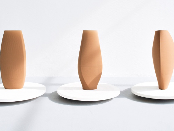 Оливье ван Хертт сделал печатные 3D-вазы из глины для COS