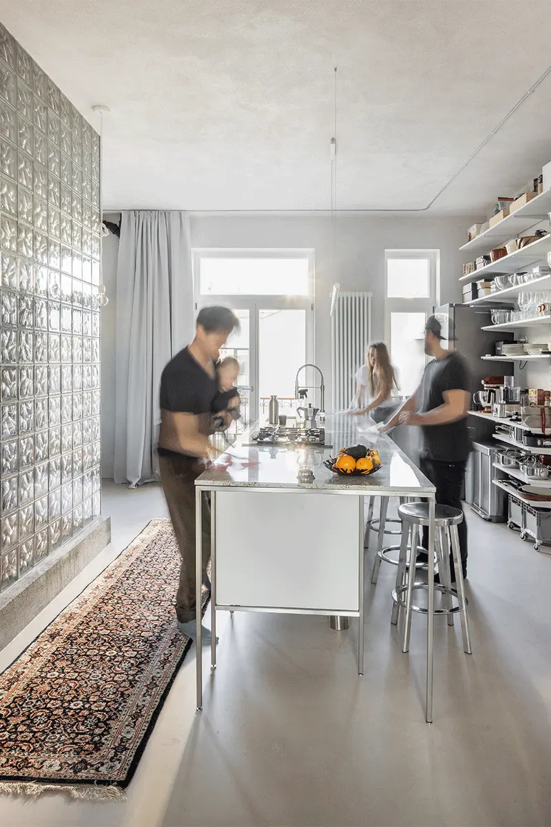 Динамичный интерьер квартиры с перегородками из стекла и металла — проект студии Kilo / Honč