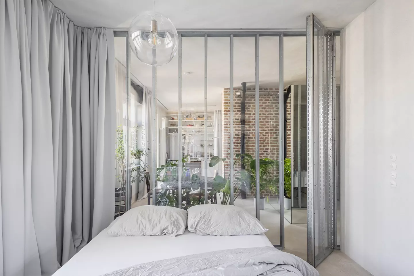 Динамичный интерьер квартиры с перегородками из стекла и металла — проект студии Kilo / Honč