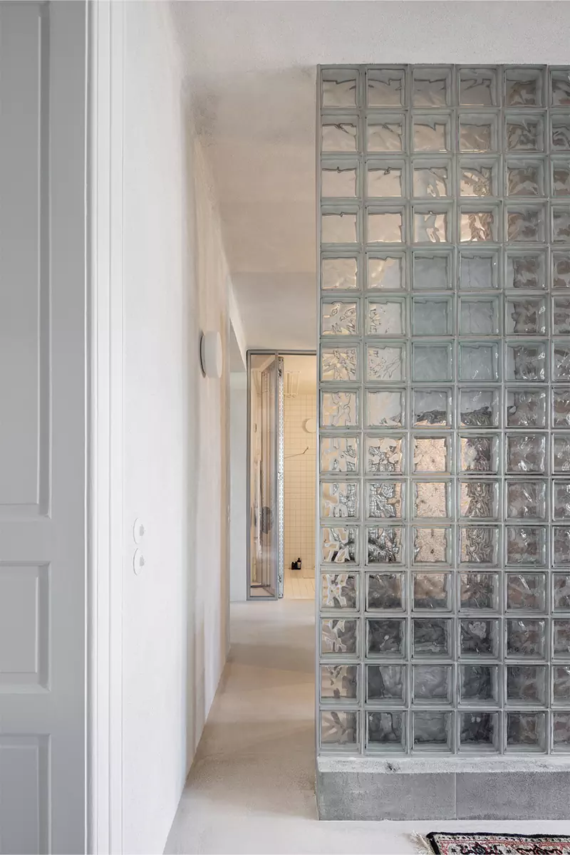 Динамичный интерьер квартиры с перегородками из стекла и металла — проект студии Kilo / Honč