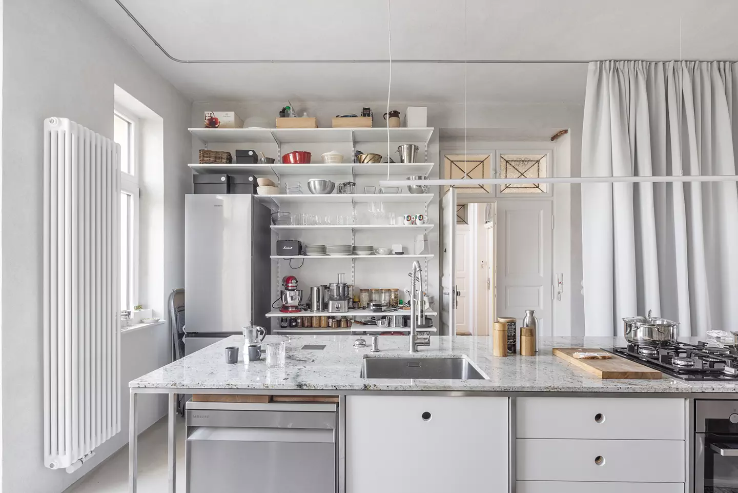 Динамичный интерьер квартиры с перегородками из стекла и металла — проект студии Kilo / Honč