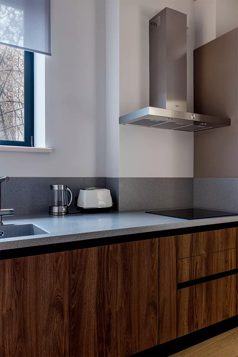 Расслабляющий интерьер квартиры с проходной кухней — проект I+E Spaces Studio