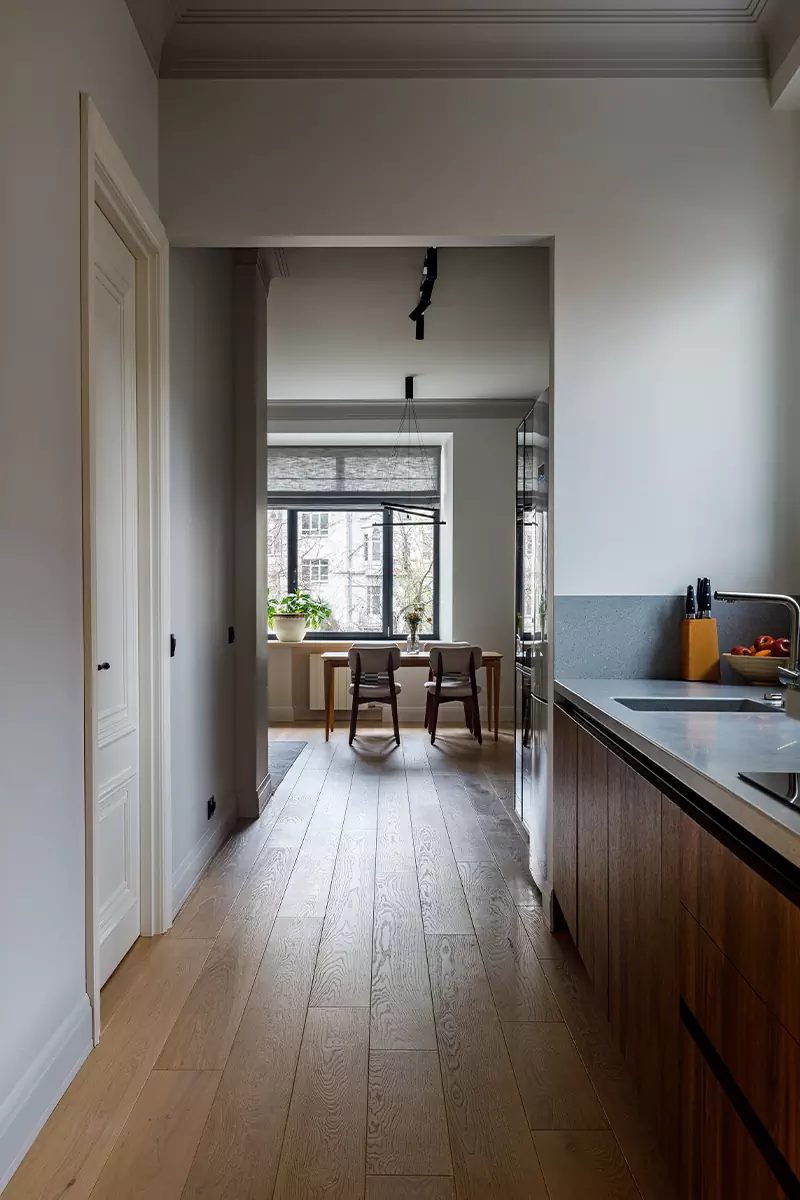 Расслабляющий интерьер квартиры с проходной кухней — проект I+E Spaces Studio