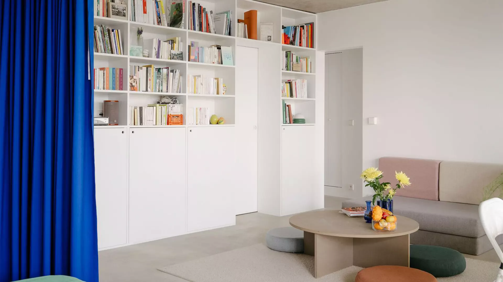 Аскетичный интерьер компактной квартиры с необычным зонированием — проект студии Hyper и Саймона Генри