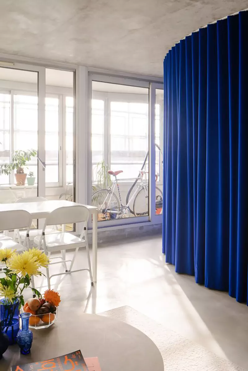 Аскетичный интерьер компактной квартиры с необычным зонированием — проект студии Hyper и Саймона Генри